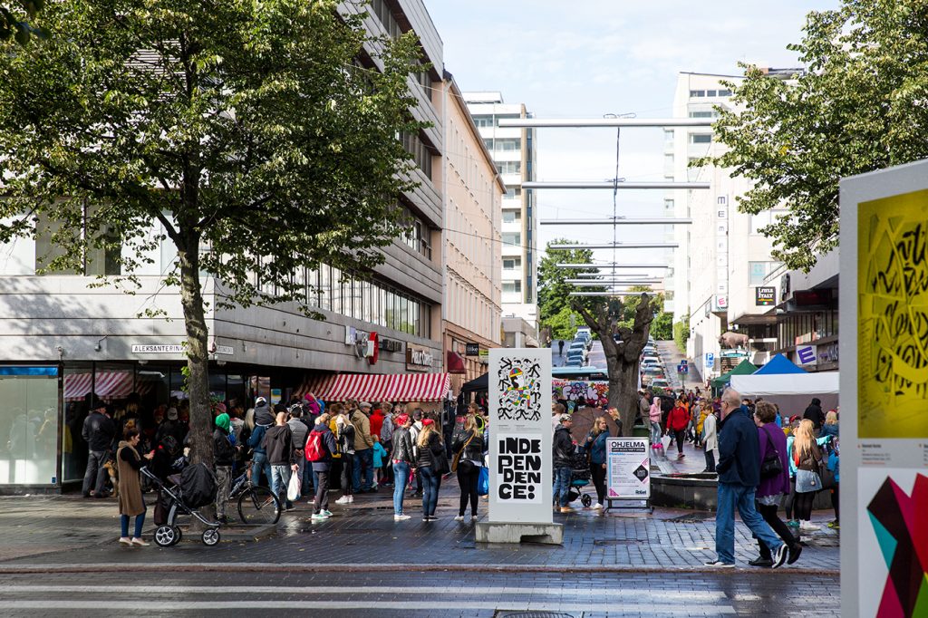Ihmisiä Taidelauantain tapahtumassa