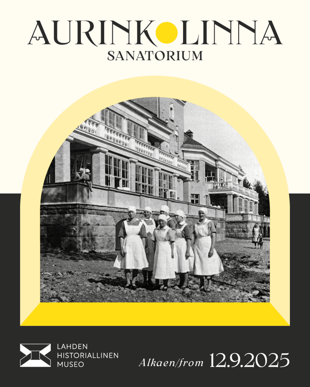 Keltasävyisessä julisteessa tyylitellystä ikkuna-aukossa näkyy vanha valokuva, jossa valkoisiin pukeutunea iraanhoitajia uuden parantolarakennuksen edessä.